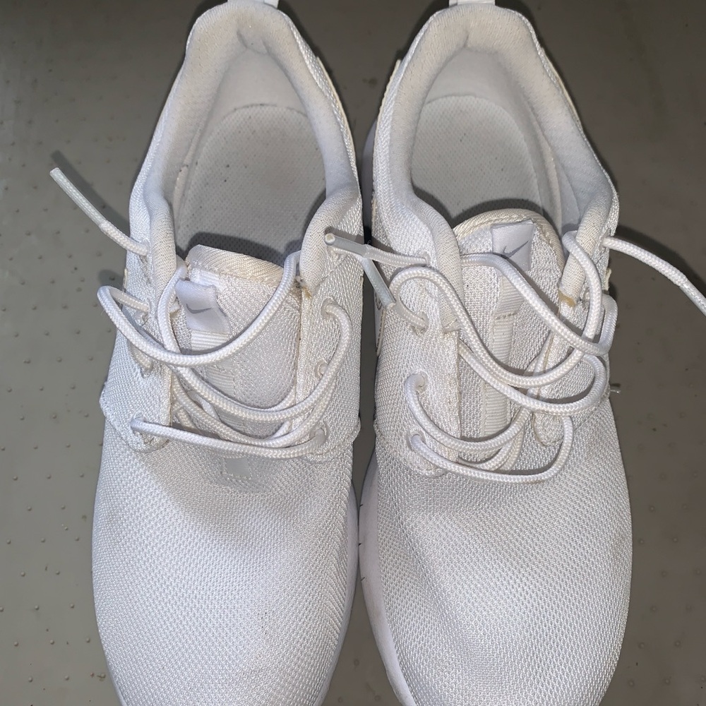 Nike White Roshe Run Low-Top Sneakers Y6/W7.5